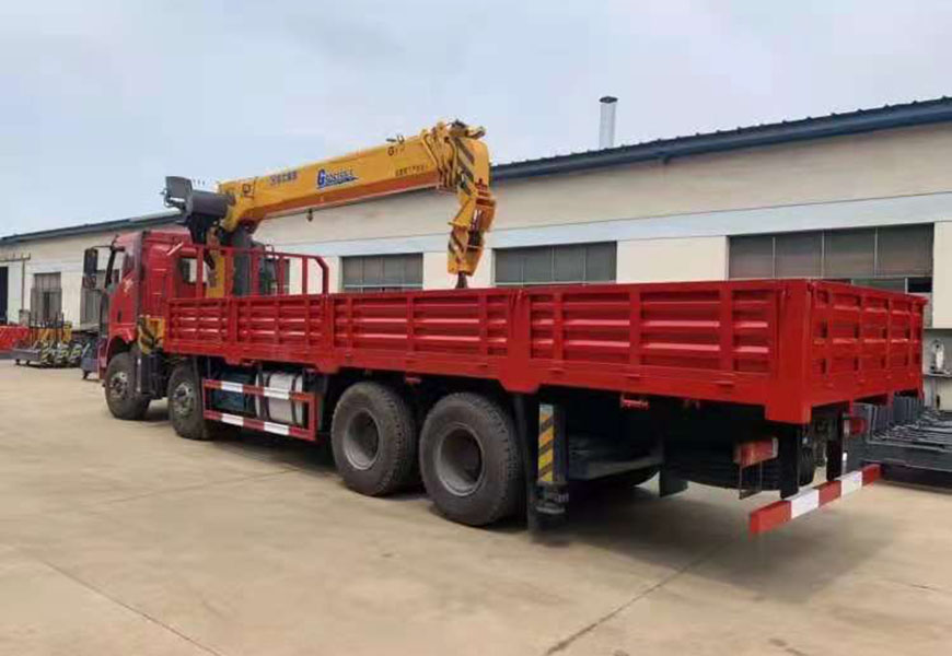 解放J6L前四后八随车吊