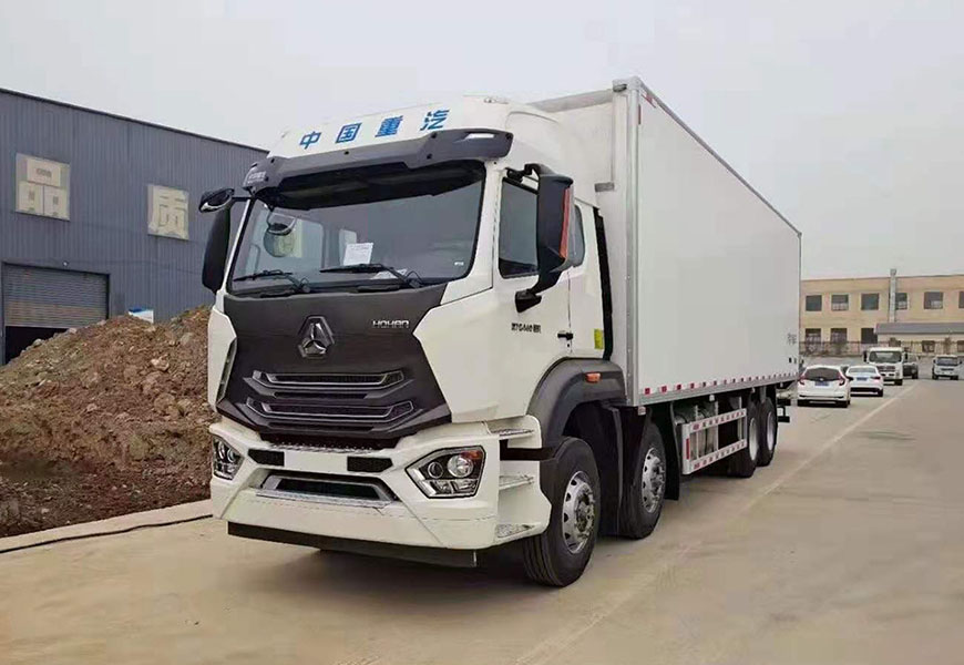 国六重汽豪瀚前四后八冷藏车