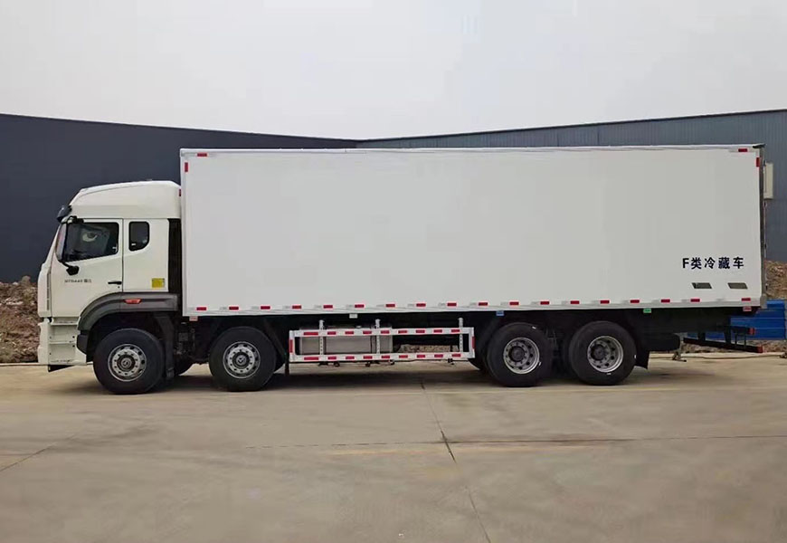 重汽豪瀚前四后八冷藏车